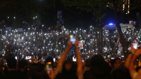 Ms de 10.000 georgianos se manifiestan cada noche, desde el lunes, en los alrededores del Parlamento.