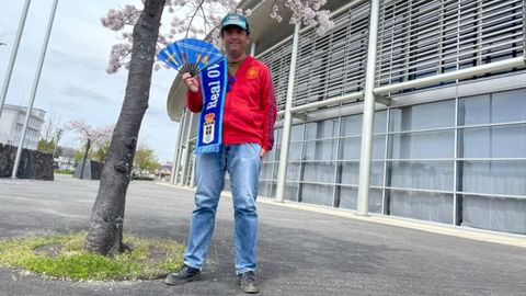 Taku equipado con la bufanda del Real Oviedo, la sudadera de la Seleccin Espaola y un abanico con la bandera de Asturias.