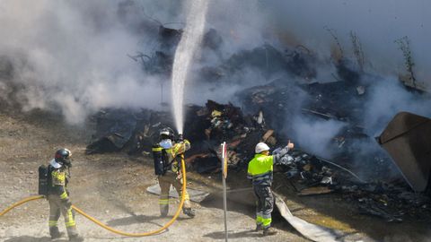 Bomberos de Gij�n y del Servicio de Emergencias (SEPA) trabajan en la extinci�n de un incendio de grandes dimensiones que se ha declarado en torno a las 12:27 horas en la planta de fracci�n resto del Consorcio de Gesti�n de Residuos S�lidos (COGERSA) en Ser�n (Gij�n) 