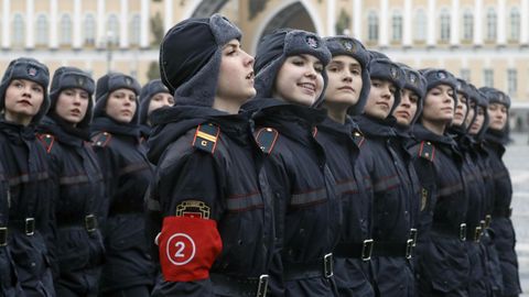 Cadetes del Ejrcito ruso ensayan para un desfile militar, ayer en San Petersburgo.
