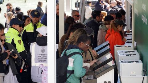 Numerosos turistas se concentran en los puntos de acceso del casco histrico de Venecia