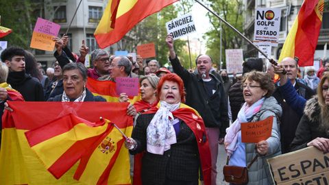Tambin en Ferraz manifestacin en contra de Pedro Snchez pidiendo su dimisin