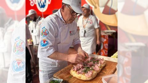 Mauro Dvila elabora su pizza ganadora en el Saln Gourmets