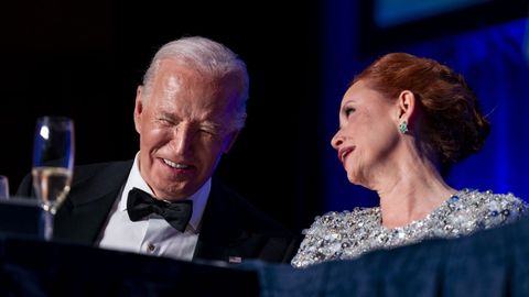 Joe Biden, la noche del sbado con la presidenta de la Asociacin de Corresponsales de la Casa Blanca.