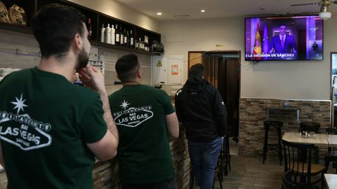 Ciudadanos siguiendo el mensaje de Snchez en un bar de Santiago