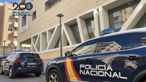 Vehculos policiales en la comisaria de Alicante