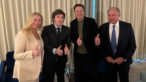 El presidente Javier Milei mantuvo una reunin con Elon Musk en Los ngeles. Estuvo acompaado por la Secretaria General de la Presidencia, Karina Milei, y el Embajador argentino ante los Estados Unidos, Gerardo Werthein