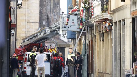 Efectivos de los bomberos y la Polica Local de Bilbao en el edificio que sufri un derrumbe este jueves en el casco viejo de la capital de Vizcaya.
