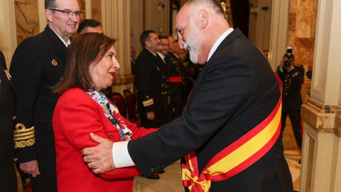 La ministra de Defensa, Margarita Robles, condecora al chef Jos Andrs Puerta