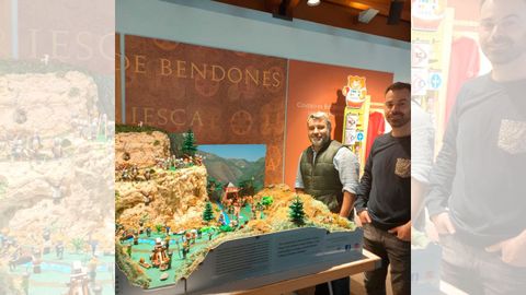Juan Luis Dez y Juan Luis Alonso junto a su diorama Minipica Covadonga en el Centro Prerromnico Asturiano