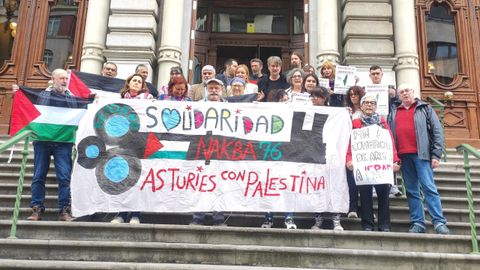 Integrantes de la Plataforma Asturies con Palestina muestran su apoyo a los activistas Javier Arjona y Ana Garca Calleja tras recibir una carta amenazante