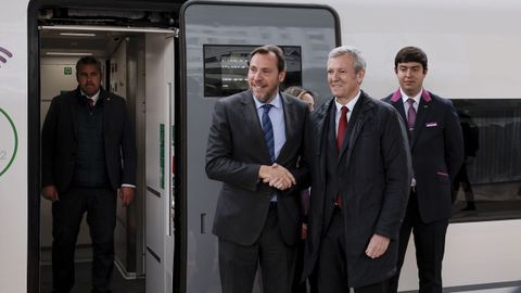  El ministro de Transportes y Movilidad Sostenible, scar Puente (c), es recibido por el presidente de la Xunta de Galicia, Alfonso Rueda, a su llegada este jueves a Santiago de Compostela