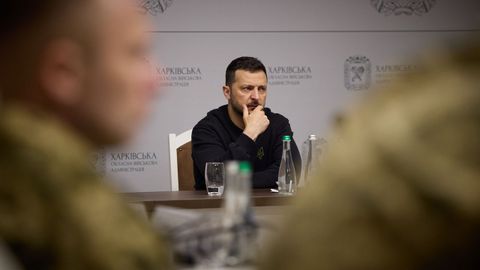 Zelenski, onte en Jrkov durante unha reunin coa cpula militar ucrana.