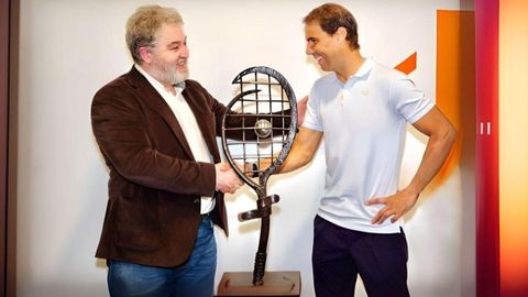 Csar Castao con Rarfa Nadal y su premio Inolvidable