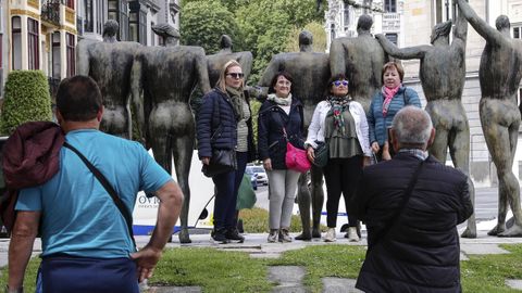 Un grupo de turistas, en la plaza del Carbayn de Oviedo