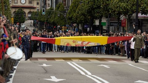 Militares izan la bandera de Espaa con motivo del Da de las Fuerzas Armadas en la calle Ura de Oviedo