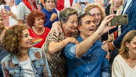El presidente, Pedro Snchez, entre la vicepresidenta Mara Jess Montero y la candidata a las elecciones europeas Teresa Ribera, se fotografa con unas simpatizantes socialistas en Sevilla 