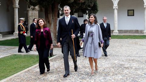 Durante la entrega del premio Cervantes, Letizia tambin recuper un abrigo y un vestido de Carolina Herrera, que luci en el 2016 en una visita en Portugal