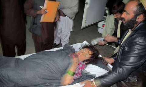Una de las nias heridas por el misil es trasladada a un hospital en Helmand. 
