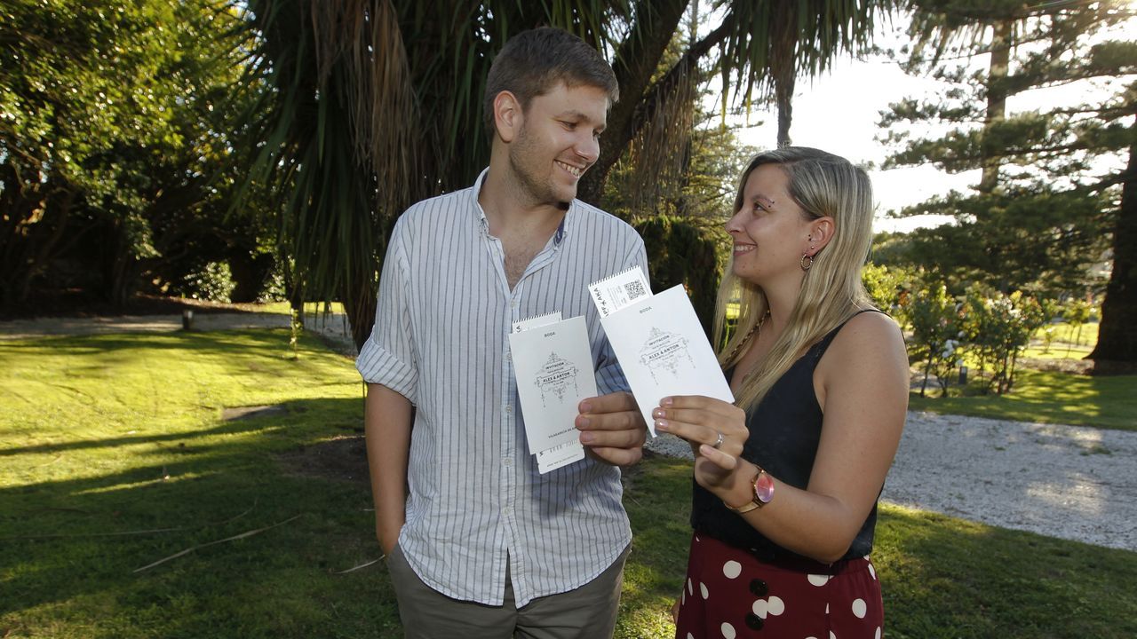 Obras del ascensor paralizadas en la Avenida de las Conchi�as en A Coru�a.Una pintada, en el mismo punto de la playa de Coira en el que la pandilla de amigos de los ocupantes del kayak se juntaban siempre, recuerda a Miguel Quan y a Javier Hurtado