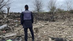 Un oficial de polica observa los restos de una zona residencial de Pavlohrad.