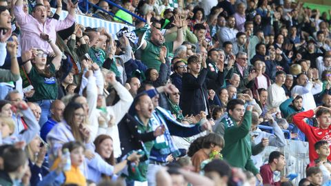 Racing fans cheer in A Malata
