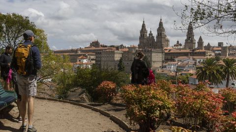 Turistas en el parque de la Alameda, con vistas a la Catedral de Santiago.