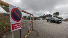 La zona de estacionamiento para clientes de la gasolinera de Lavacolla, en la N-634, estaba ayer libre de vehículos del párking fantasma