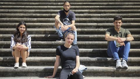 Carmen, Mariana, Elías y Miguel posan en la escalera de A Quintana, en Santiago, para el Día de Galicia