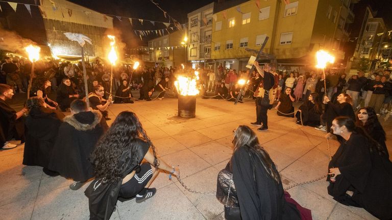 Des-enterro irmandiño e Aquelarre na previa do Asalto: as imaxes!