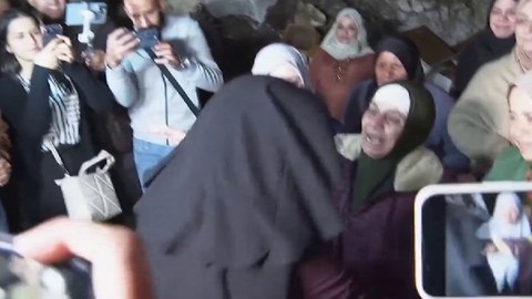 El emocionante reencuentro con su familia de una mujer palestina liberada por Israel
