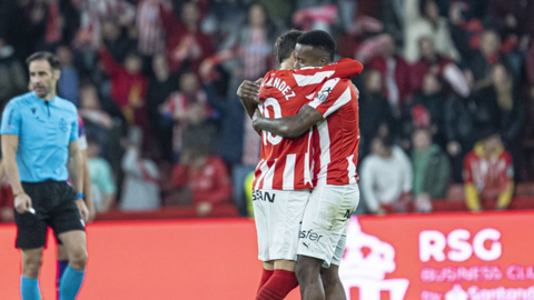 Nacho Mndez y Otero celebran un gol del Sporting al Legans