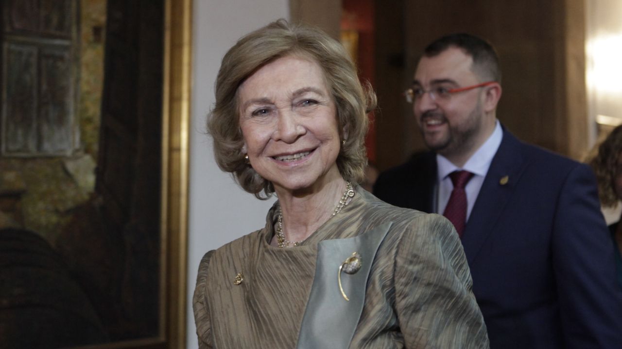 El buen tiempo y el alivio de restricciones atrae peregrinos a Santiago.La reina Sof�a y Adri�n Barb�n en hall del Reconquista durante los Premios Princesa de 2019