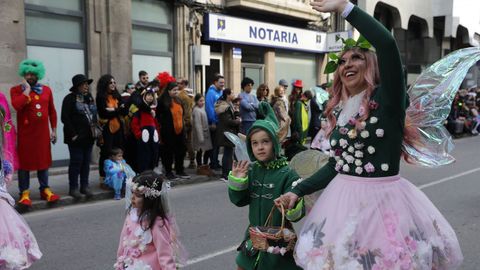 Domingo de entroido en Verín. Desfile con mucha participación y público.