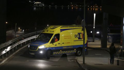 Ambulancia en el Hospital Universitario A Coruña (Chuac)