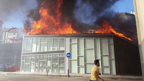 El fuego se propag con rapidez por la tarima de madera que cubre el edificio del auditorio