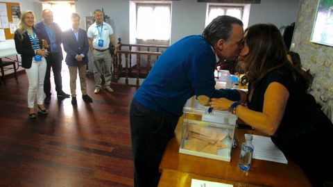 Juan Juncal, candidato del PP, nmero 3 por A Corua, vota en el local da la Asociacin de Vecinos de A Graa de Ferrol y besa a su mujer, Marta Cerdido, que est de presidenta de mesa.