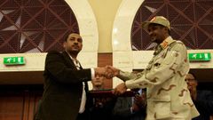 El opositor Ahmad al Rabiah estrecha la mano a Hamdan Dagalo, representante de la junta militar de Sudn