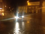 La rotonda de entrada a la villa se inund�