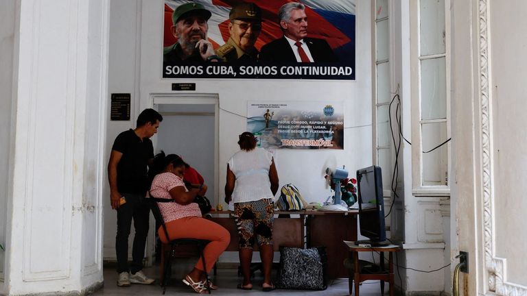 Cuba queda más aislada aún con la suspensión de pagos a través de Visa y Mastercard