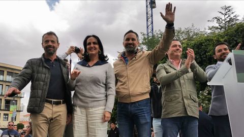 Santiago Abascal junto a María Fernanda Cabal y otros candidatos de Vox.