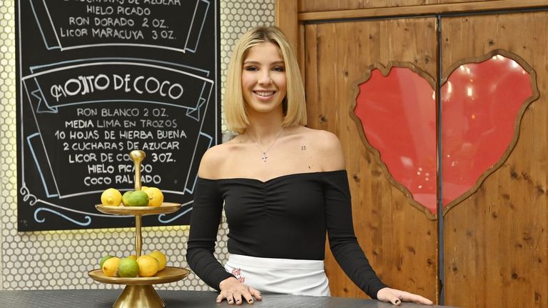 Laura Boado, en una imagen promocional como camarera de «First Dates»