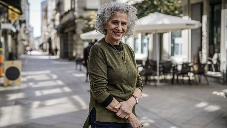 Hilary Chaplain, cómica: «Es importante ayudar a la gente a encontrar humor y ligereza en la vida»