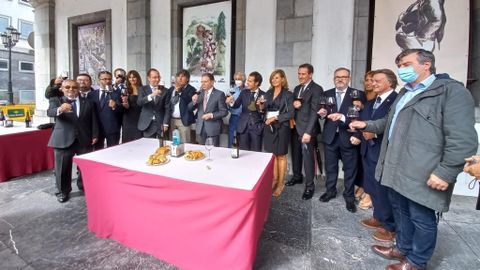 El equipo de gobierno de Oviedo en el acto de recogida del bollo y la botella de vino durante San Mateo