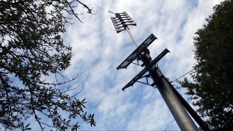 Torre con sirenas de alarma para avisar de emergencias en el embalse de Os Peares