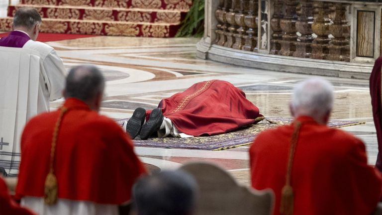 León XIV reza tendido en el suelo de la basílica vaticana por la Pasión de Cristo