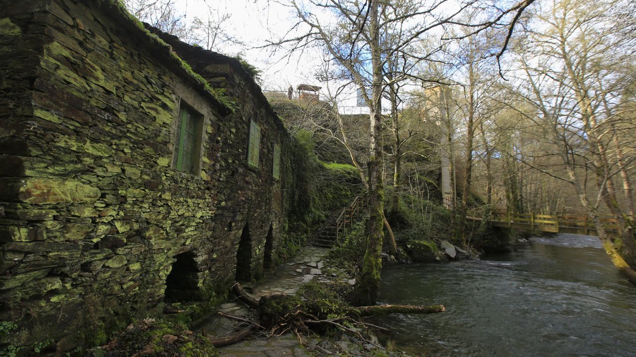 Ruta de pazos en Barbanza.Molino del rea de descanso de A Cortevella en la Ruta da Marronda