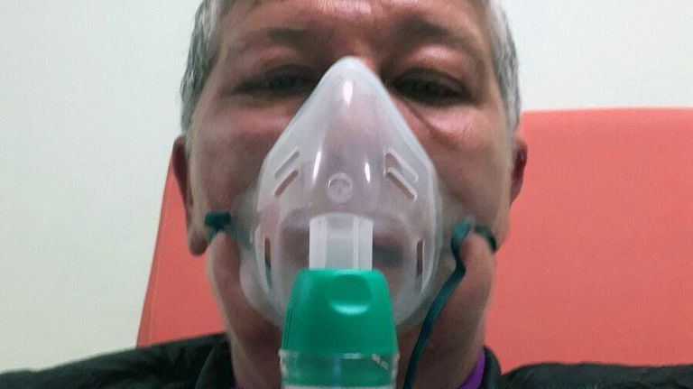 Un afectado por la nube tóxica de Avilés con mascarilla