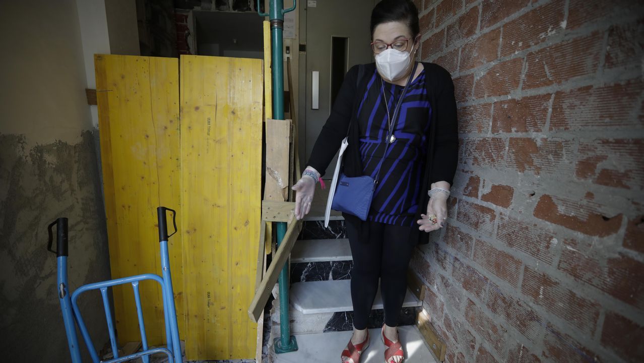 Obras del ascensor paralizadas en la Avenida de las Conchi�as en A Coru�a.Una pintada, en el mismo punto de la playa de Coira en el que la pandilla de amigos de los ocupantes del kayak se juntaban siempre, recuerda a Miguel Quan y a Javier Hurtado