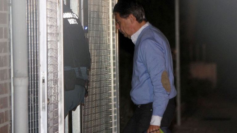 Ignacio González, a su llegada anoche a la Comandancia de la Guardia Civil de Tres Cantos, Madrid